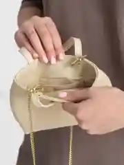 Белый сумка из натуральной кожи с длинной цепочкой