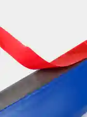 Синий губа на бампер автомобиля, углеродистая поверхность