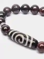 Браслет из натурального камня "Гранат" и бусиной "Дзи Спираль Вселенной"