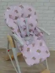 Розовый универсальный чехол на стульчик для кормления.