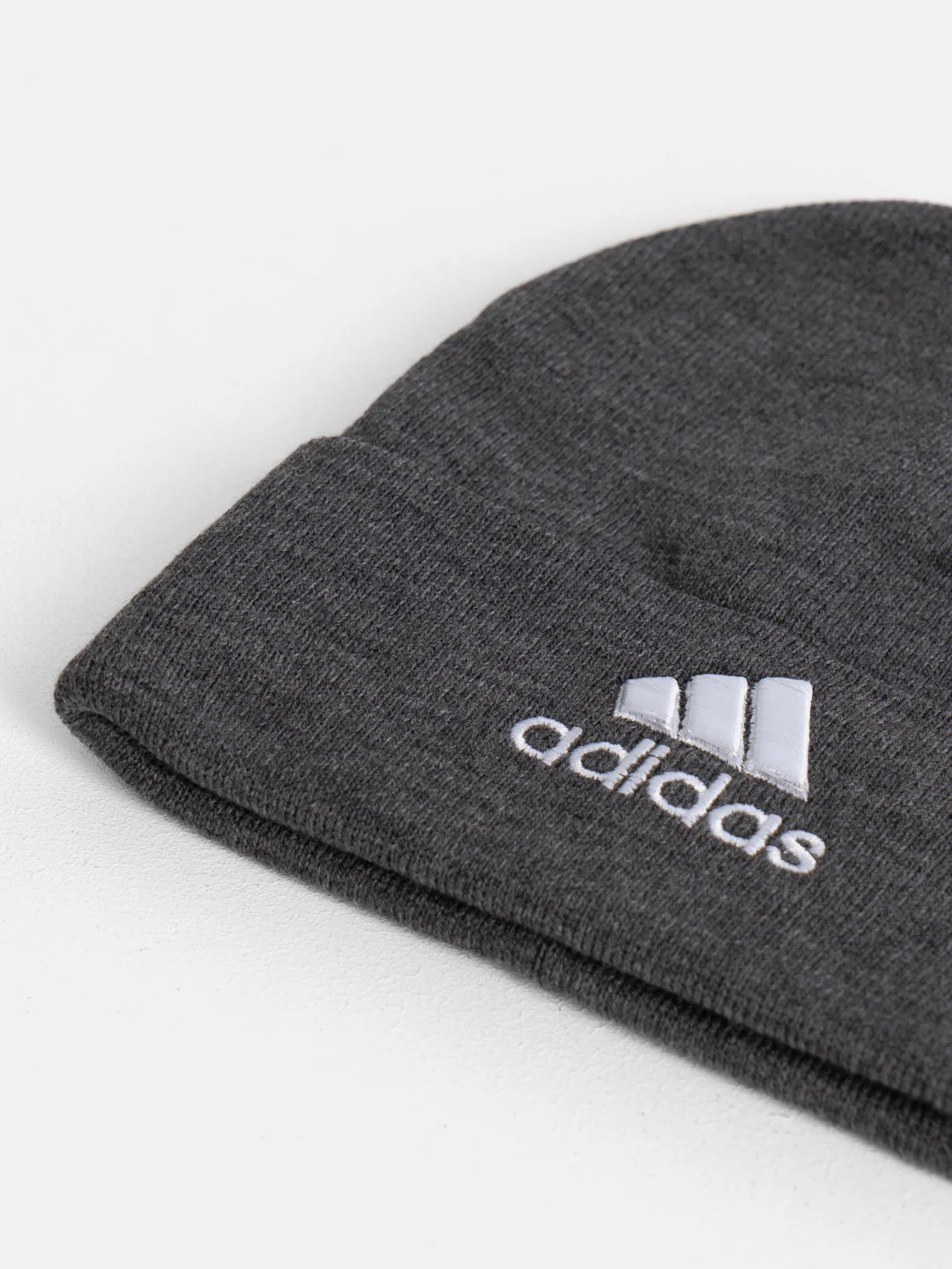Угольный шапка мужская двухслойная трикотажная с нашивкой Адидас (Adidas)