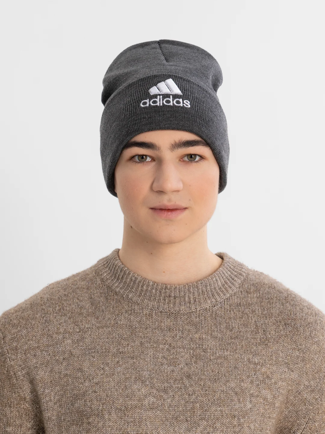 Угольный шапка мужская двухслойная трикотажная с нашивкой Адидас (Adidas)