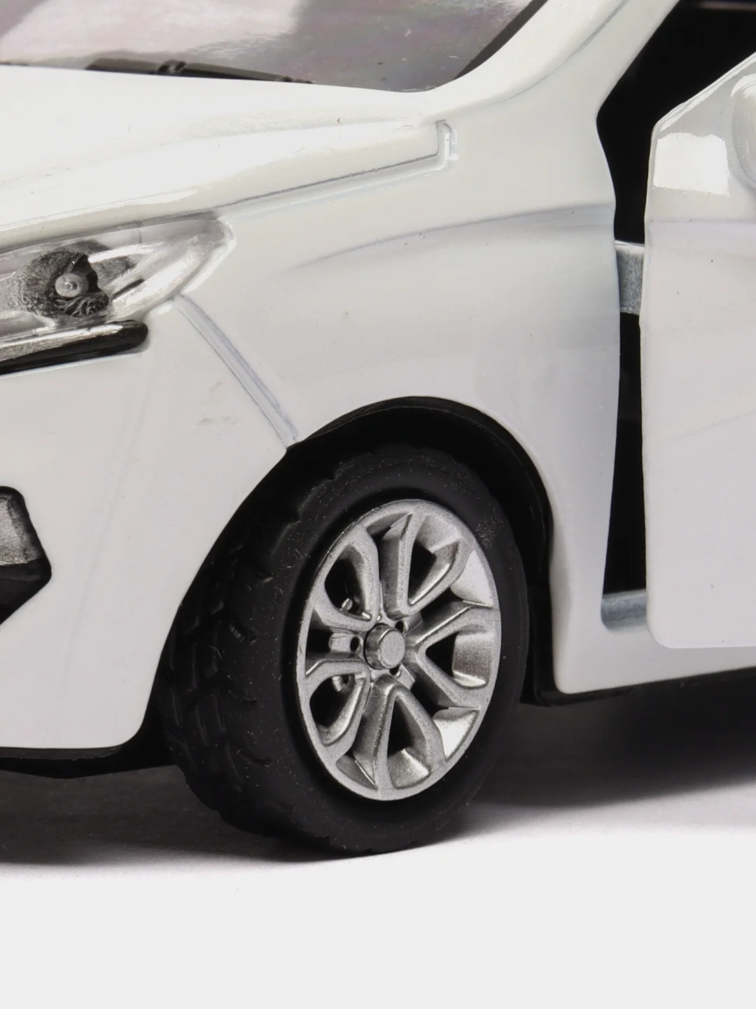 Белый металлическая коллекционная машинка LADA XRAY