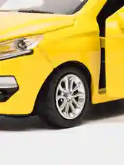 Желтый металлическая коллекционная машинка LADA XRAY