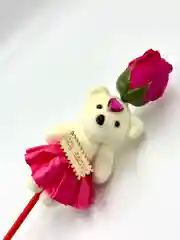 Фуксия букет из мыльной розы с мишкой на День влюбленных