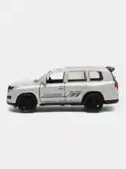 Белый металлическая коллекционная машинка Toyota Land Cruiser 300