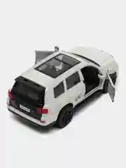 Белый металлическая коллекционная машинка Toyota Land Cruiser 300