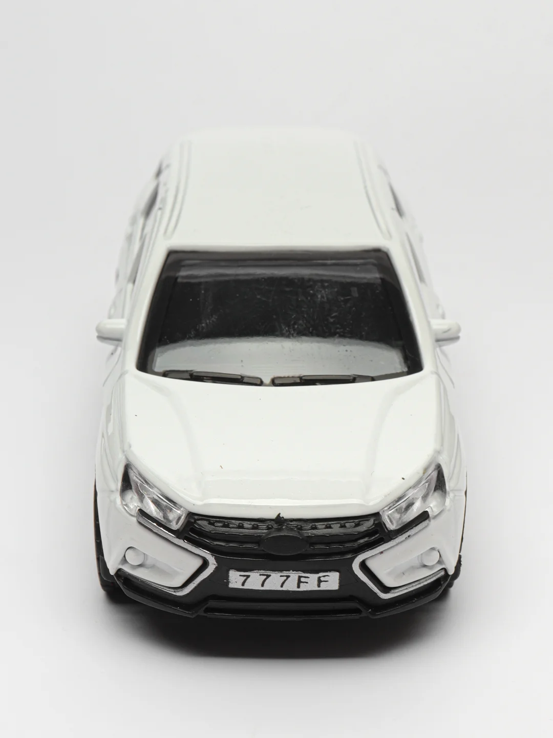 Белый металлическая коллекционная машинка LADA Vesta Cross