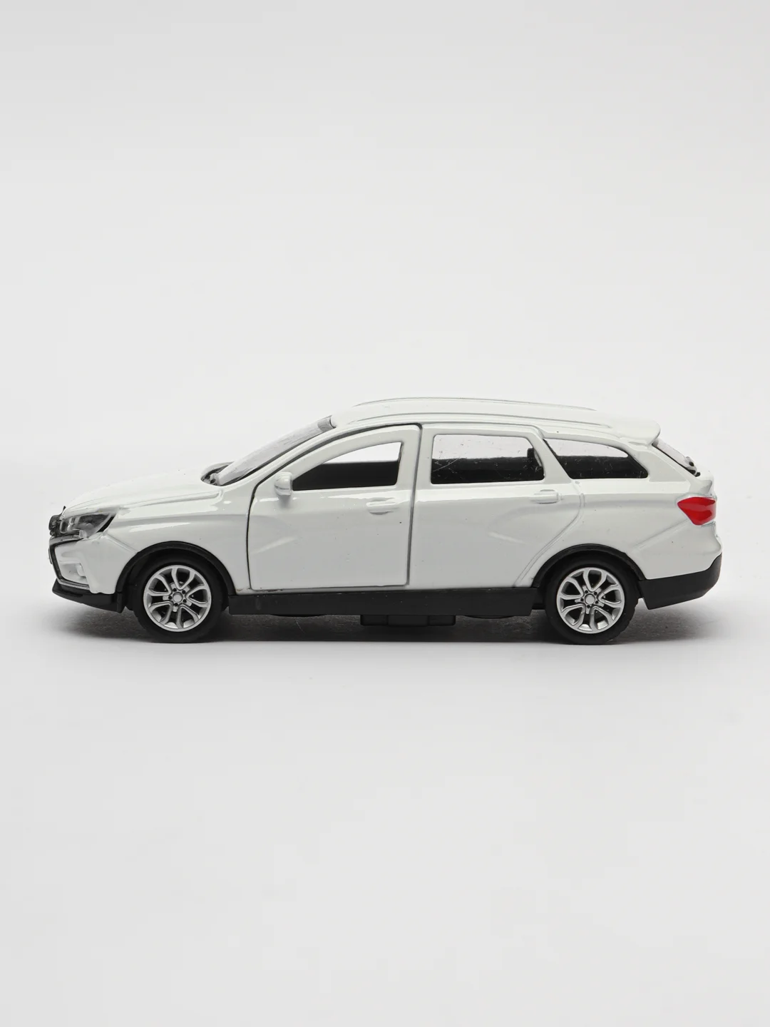 Белый металлическая коллекционная машинка LADA Vesta Cross