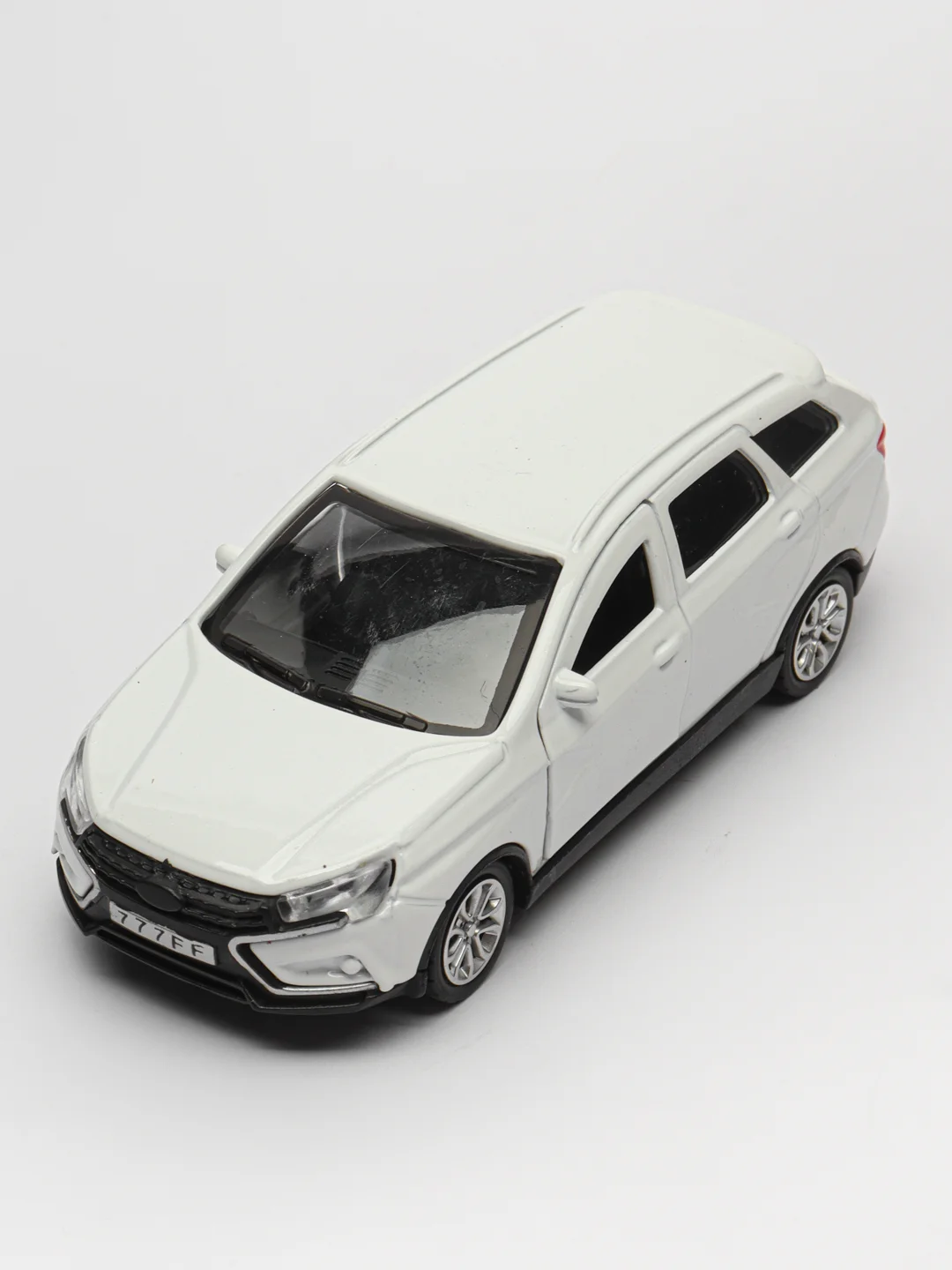 Белый металлическая коллекционная машинка LADA Vesta Cross