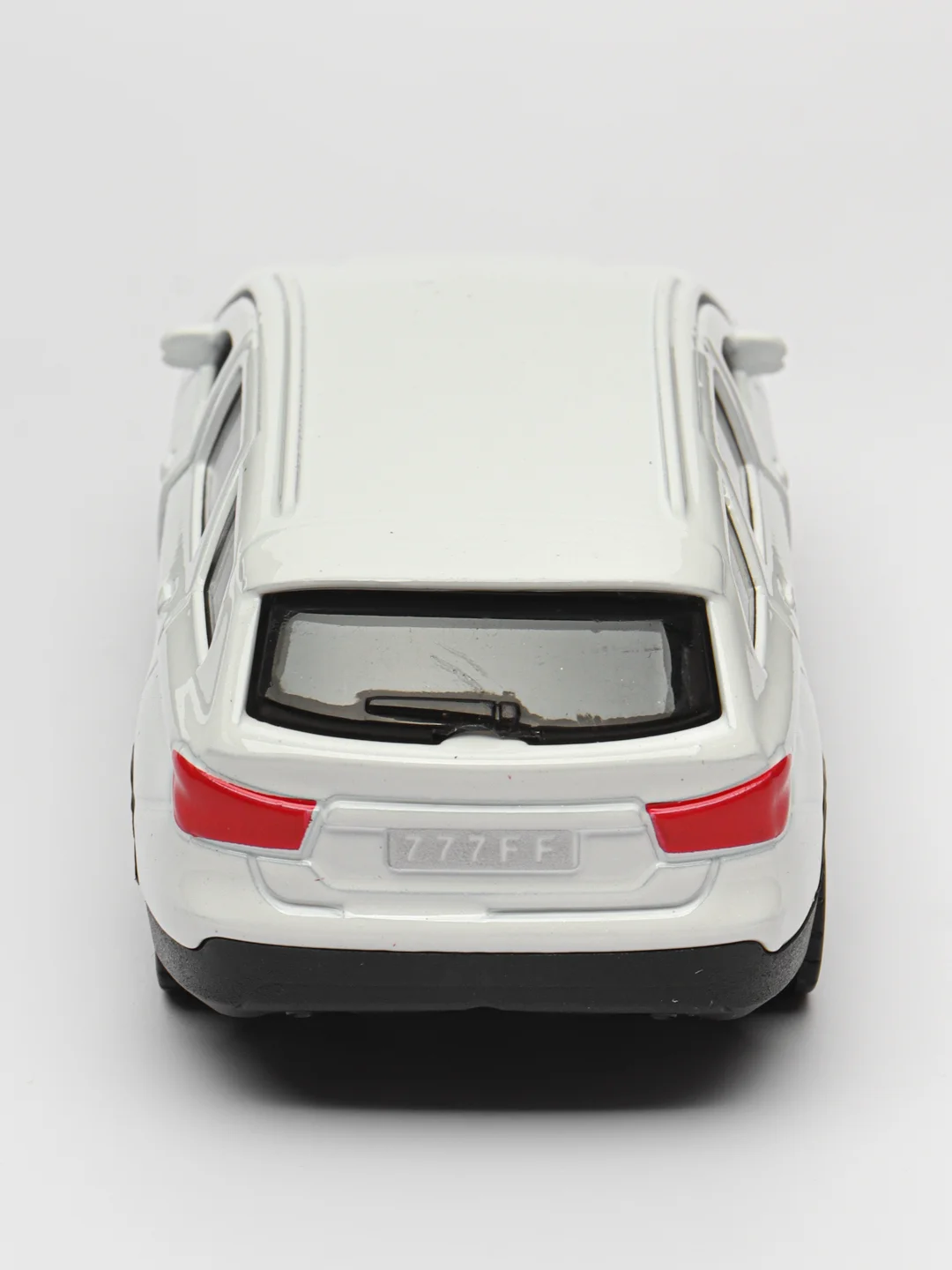 Белый металлическая коллекционная машинка LADA Vesta Cross