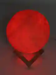 Белый ночник в форме луны