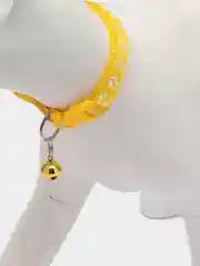 Желтый ошейник для кошек и собак с колокольчиком / ошейник с принтом "Лапки"