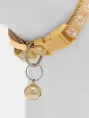 Бежевый ошейник для кошек и собак с колокольчиком / ошейник с принтом "Лапки"