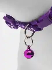 Фиолетовый ошейник для кошек и собак с колокольчиком / ошейник с принтом "Лапки"