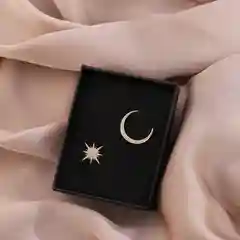 Желтый круглые серьги-колечки со стразами, гвоздики