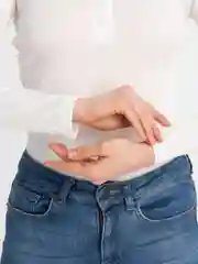 Белый лонгслив женский, базовый, в рубчик