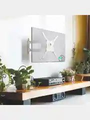 Белый кронштейн для телевизора 32"-65" ONKRON M4, наклонно-поворотный, до 35 кг
