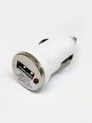 Белый автомобильное зарядное устройство USB