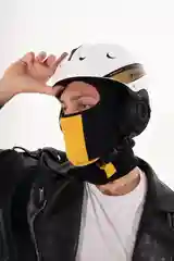 Белый шлем горнолыжный