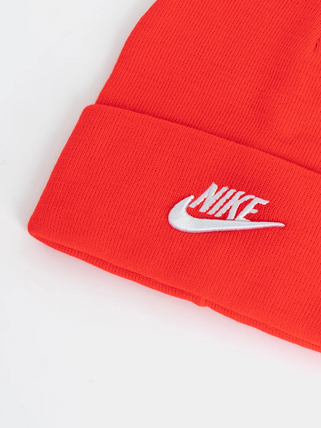 Алый шапка женская двухслойная трикотажная с нашивкой Найк (Nike)