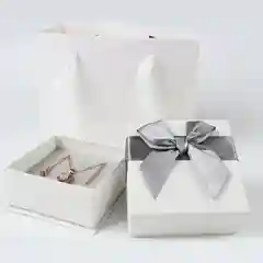 Белый серьги с черным сердечком