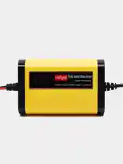 Желтый автомобильное зарядное устройство / зарядка АКБ 12V-2A с индикатором ёмкости аккумулятора