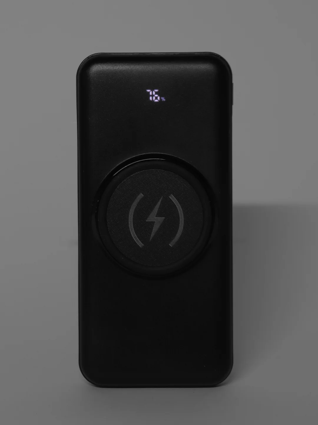 Белый powerbank с поддержкой беспроводной зарядки, 20000 mah, со встроенными кабелями