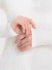 Белый лонгслив женский, базовый, с вырезом, в рубчик, кофта