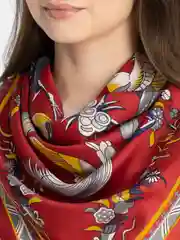 Багровый платок шелковый