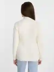 Белый пушистый женский свитер