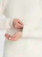 Белый пушистый женский свитер