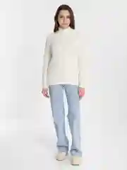 Белый пушистый женский свитер