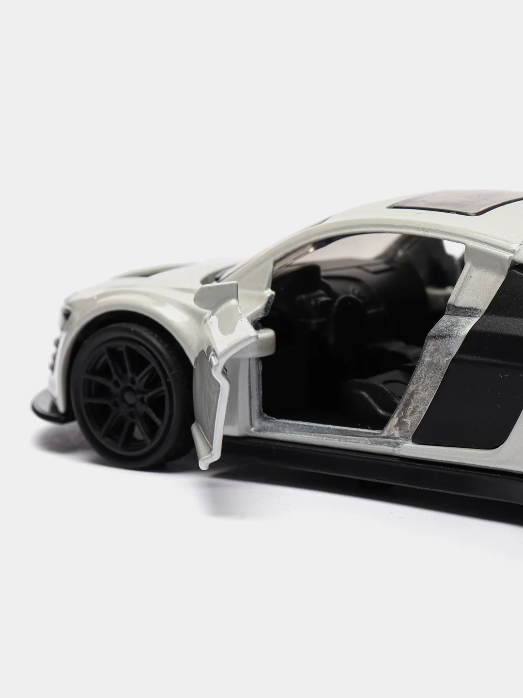 Белый металлическая  машинка Audi R8