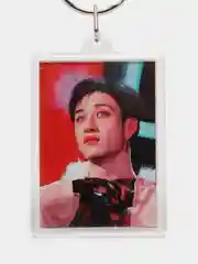 Золотой брелок кпоп Стрей Кидс, Stray Kids, K-pop, lpop, skzoo,айдол, акриловый, брелок на ключи
