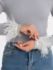 Серый укороченный Лонгслив с перьями