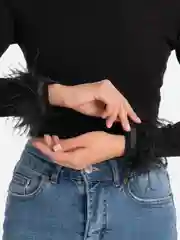 Черный укороченный Лонгслив с перьями