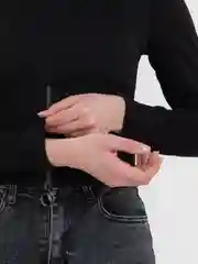 Серый топ с длинными рукавами и застежкой спереди