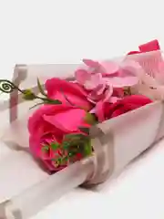 Розовый подарочный набор для девушки с розами из мыла