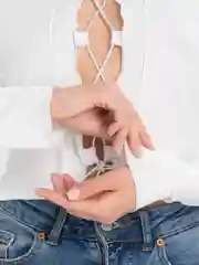 Белый топ на шнурках, швы наружу