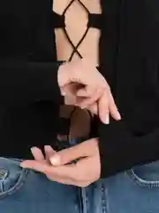 Белый топ на шнурках, швы наружу