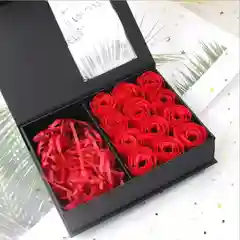 Красный подарочный набор из мыльных роз с местом для подарка, подарок на 8 марта жене девушке маме