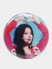 Вишнёвый значок (G)I-dle Джи айдл, g-idle, значки, кпоп, kpop, k-pop, значок на портфель