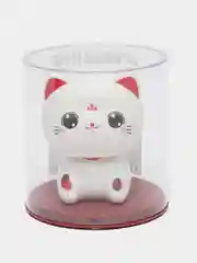 Белый котик удачи кивает головой в авто, в дом