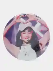 Багровый значок (G)I-dle Джи айдл, g-idle, значки, кпоп, kpop, k-pop, значок на портфель