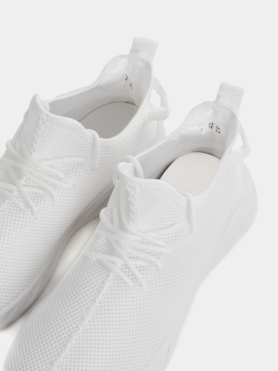 Белый кроссовки спортивные Yeezy Boost