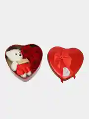 Красный мыльные розы и медвежонок- подарок на 8 марта