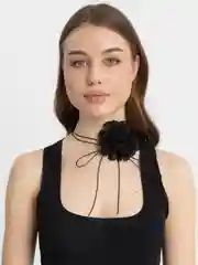 Черный чокер на Новый год с цветком