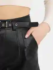 Черный женские кожаные шорты с ремнем