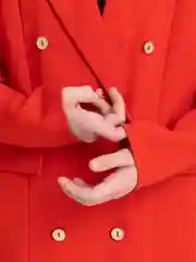 Красный костюм для девочки, двубортный пиджак (жакет) с яркими пуговицами и классические брюки,